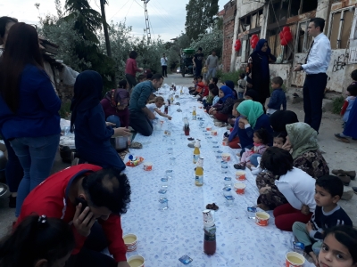 Ankara'nın Mamak ilçesinde destek verdiğimiz ihtiyaç sahibi ailelere sokak ortasında bir iftar programı düzenledik. Sponsorluğunu bireysel iyilikseverlerin yaptığı bu iftarda soframızı gönüllülerle birlikte kurduk. O gün Ankara'da yapılan en güzel iftar oldu. Zengin menüleri olan lüks restoranlar yerine sokak iftarlarına katıldığınızda  paylaşmanın önemini daha iyi anlayacaksınız.